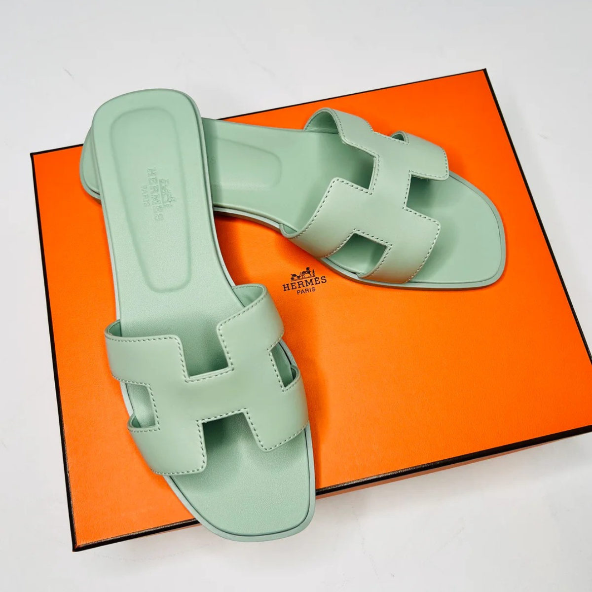Hermès Set – Kelly 28 Vert d’Eau Alligator Limited Edition & Orange Sandals Green