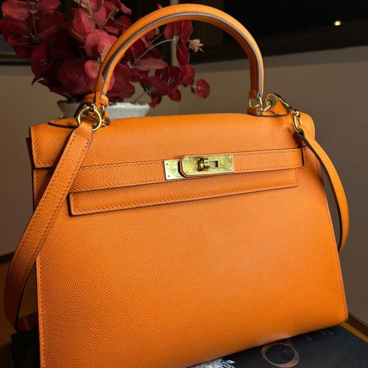 Hermès – Kelly 25 bag in orange with gold-colored hardware