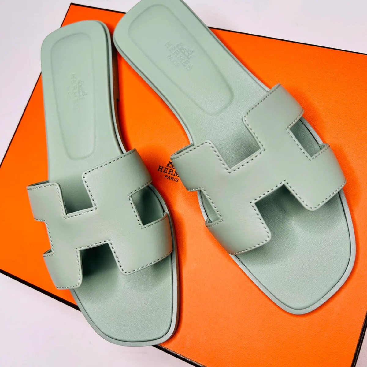 Hermès Set – Kelly 28 Vert d’Eau Alligator Limited Edition & Orange Sandals Green