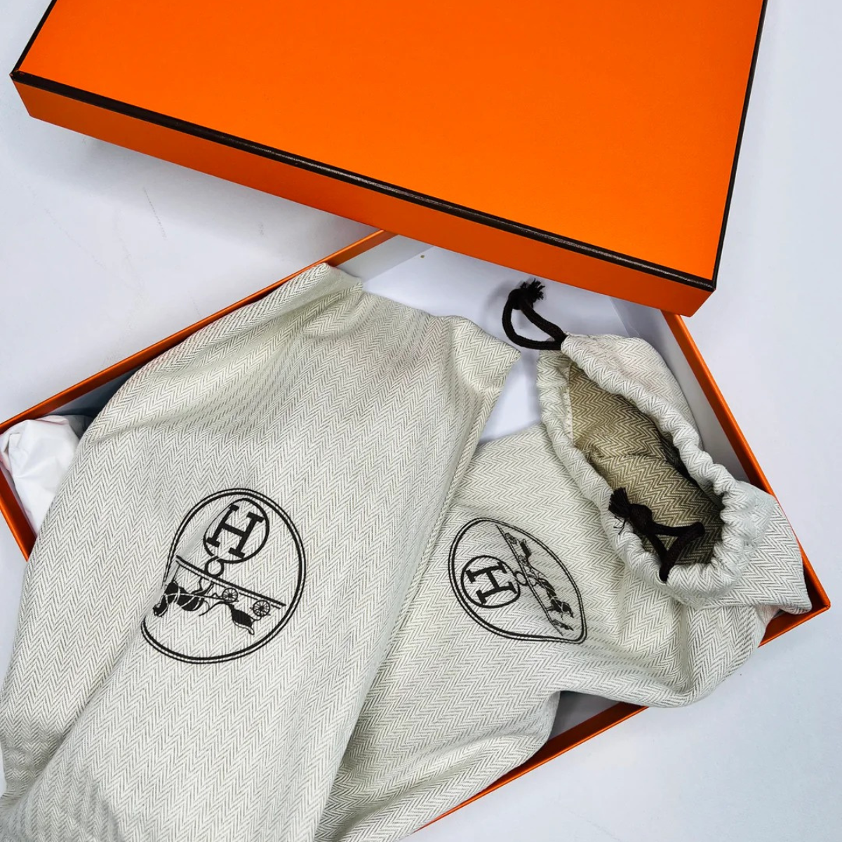 Hermès Set – Kelly 28 Vert d’Eau Alligator Limited Edition & Orange Sandals Green