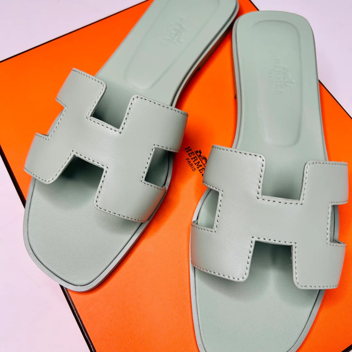 Hermès Set – Kelly 28 Vert d’Eau Alligator Limited Edition & Orange Sandals Green