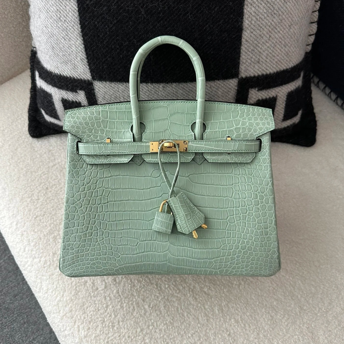 Hermès Set – Kelly 28 Vert d’Eau Alligator Limited Edition & Orange Sandals Green