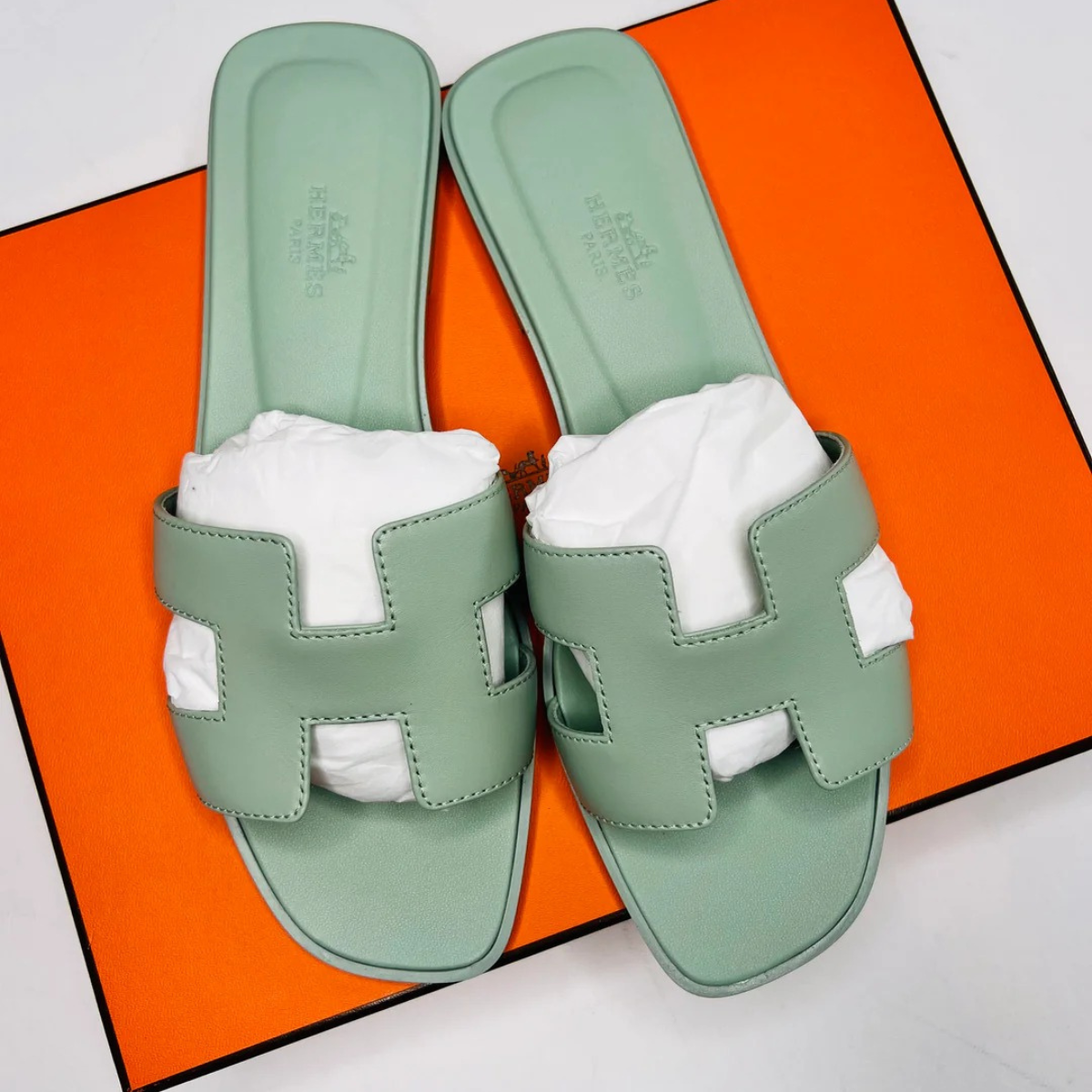 Hermès Set – Kelly 28 Vert d’Eau Alligator Limited Edition & Orange Sandals Green