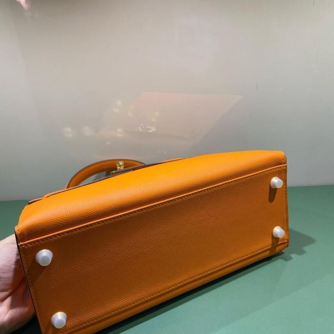 Hermès – Kelly 25 bag in orange with gold-colored hardware